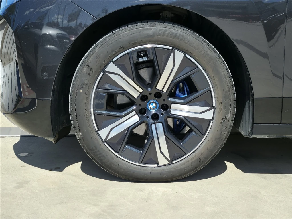 BMW iX xDrive40 - изображение 5