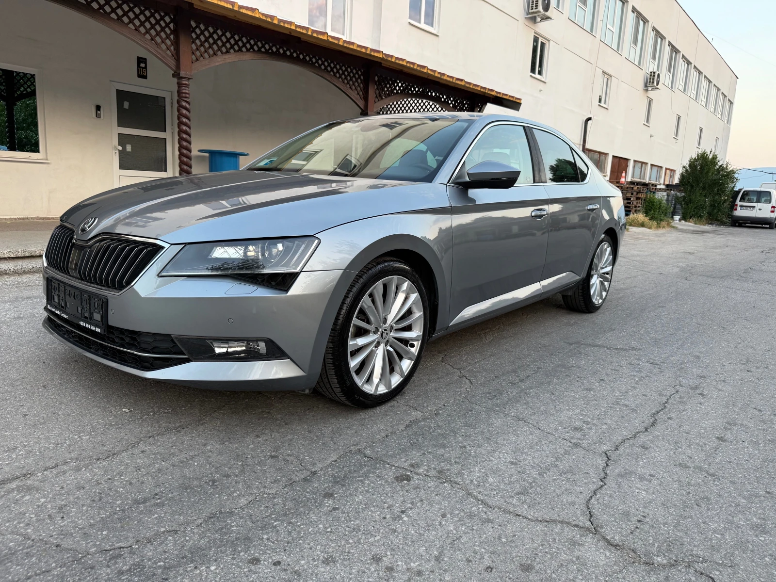 Skoda Superb 2.0 TDI Laurin & Klement - изображение 8