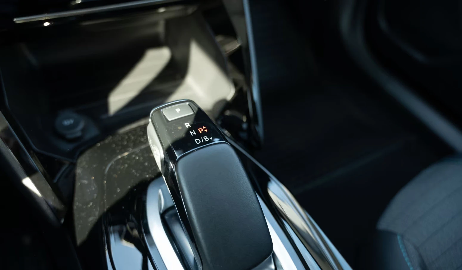 Peugeot 2008 e/ALLURE/136HP/NAVI/CAM/LED/KLESS/641z, снимка 10 - Автомобили и джипове - 55430172