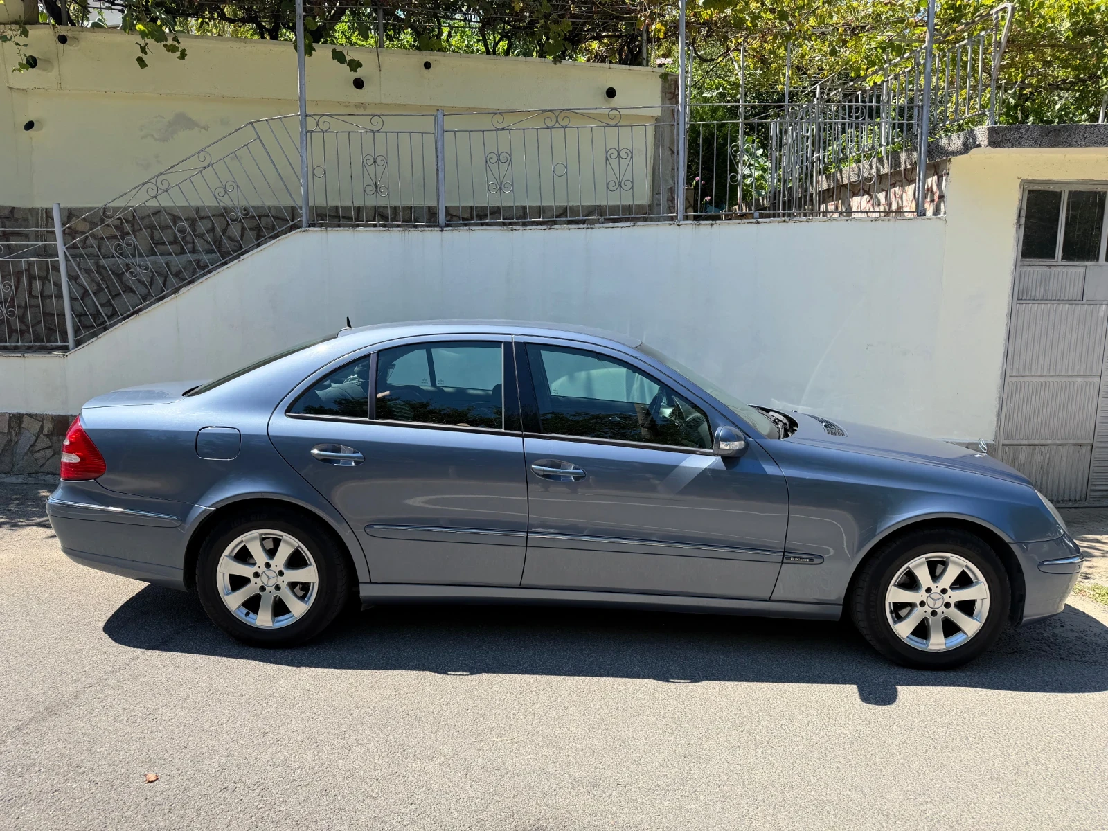 Mercedes-Benz E 220, снимка 4 - Автомобили и джипове - 55751359