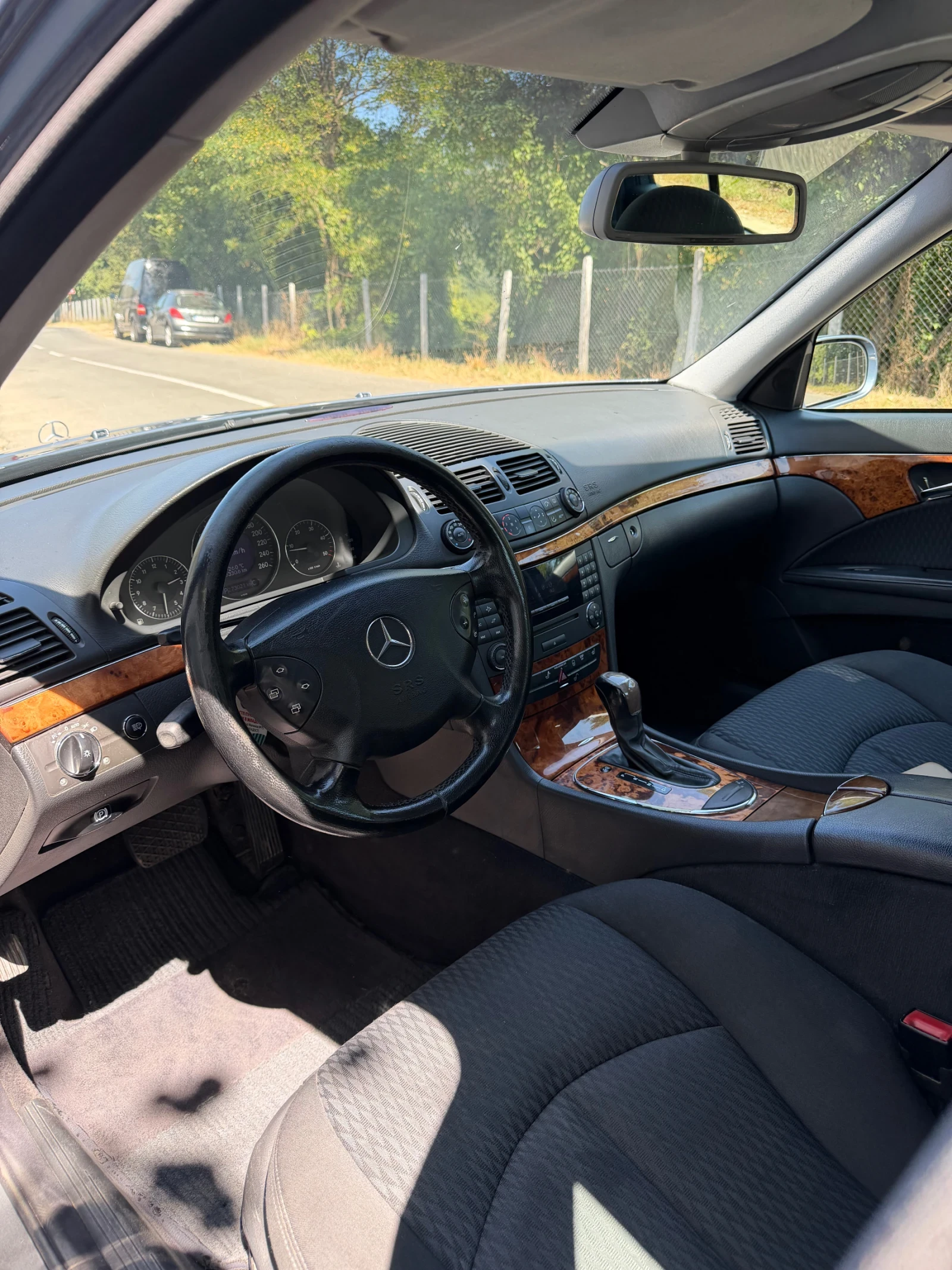 Mercedes-Benz E 220, снимка 9 - Автомобили и джипове - 55751359