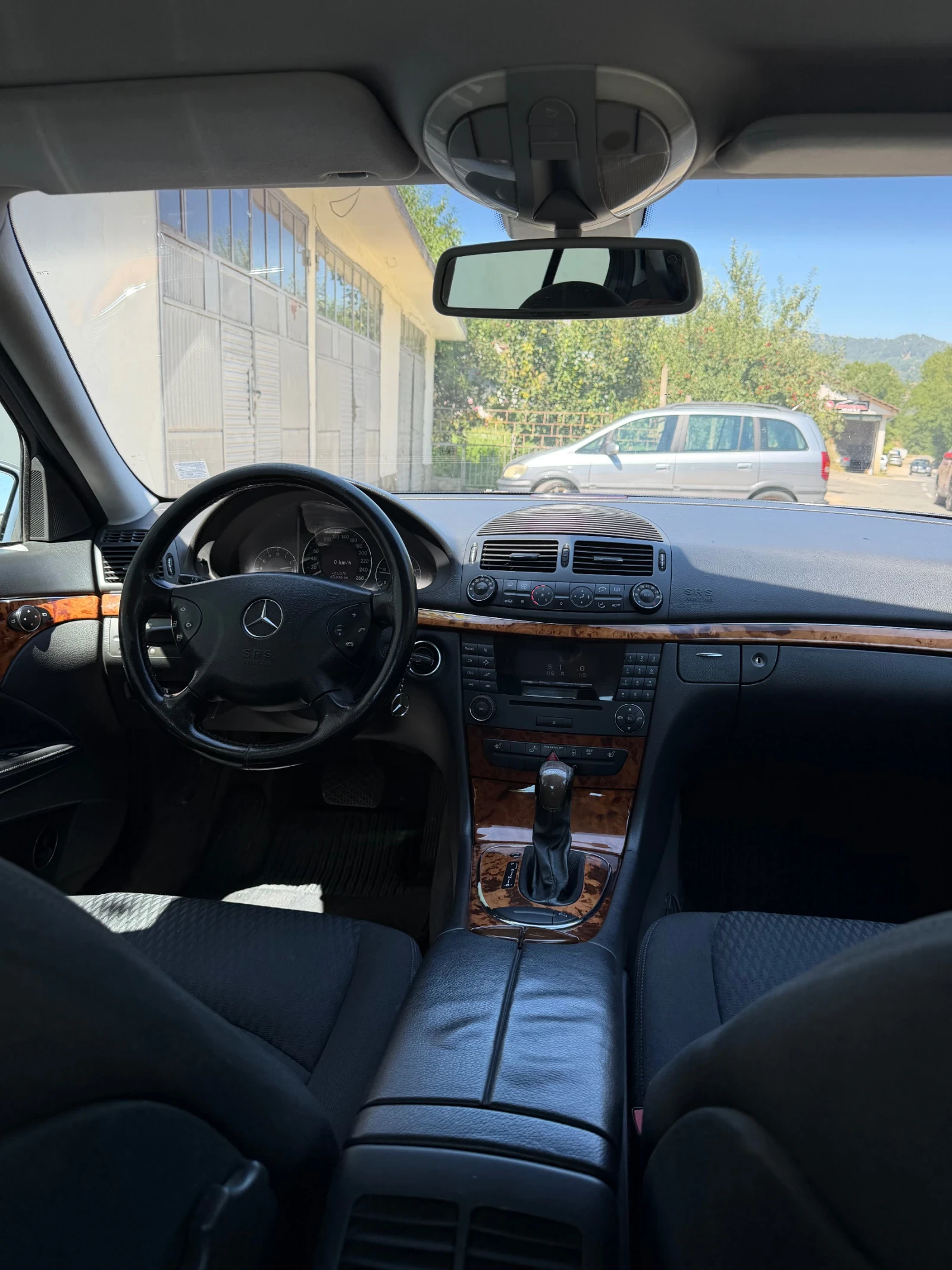 Mercedes-Benz E 220, снимка 8 - Автомобили и джипове - 55751359