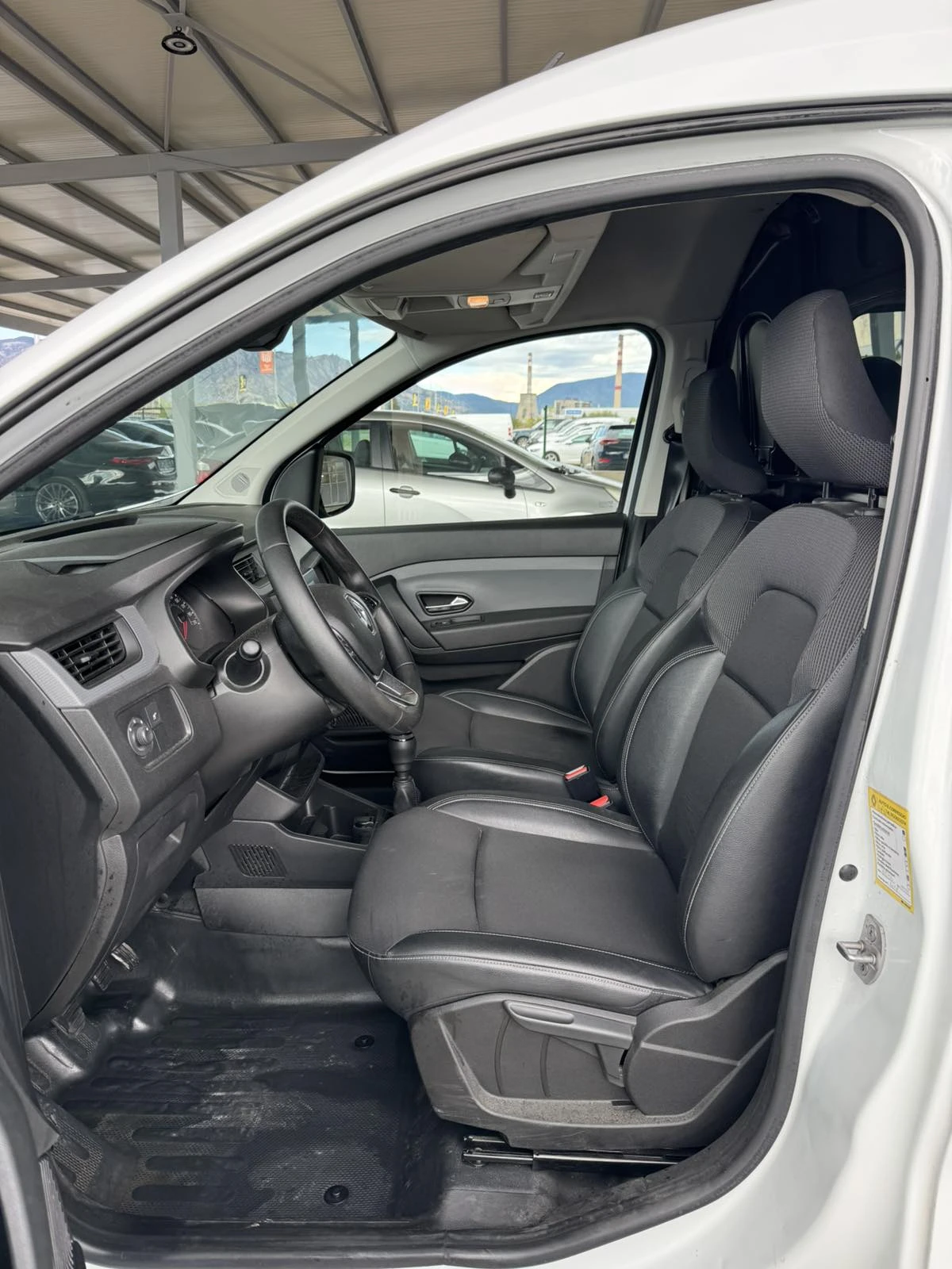 Renault Express 1.5dci* 75ps* 6ск* НАВИ* КОЖА* КАМЕРА* , снимка 10 - Автомобили и джипове - 56193029