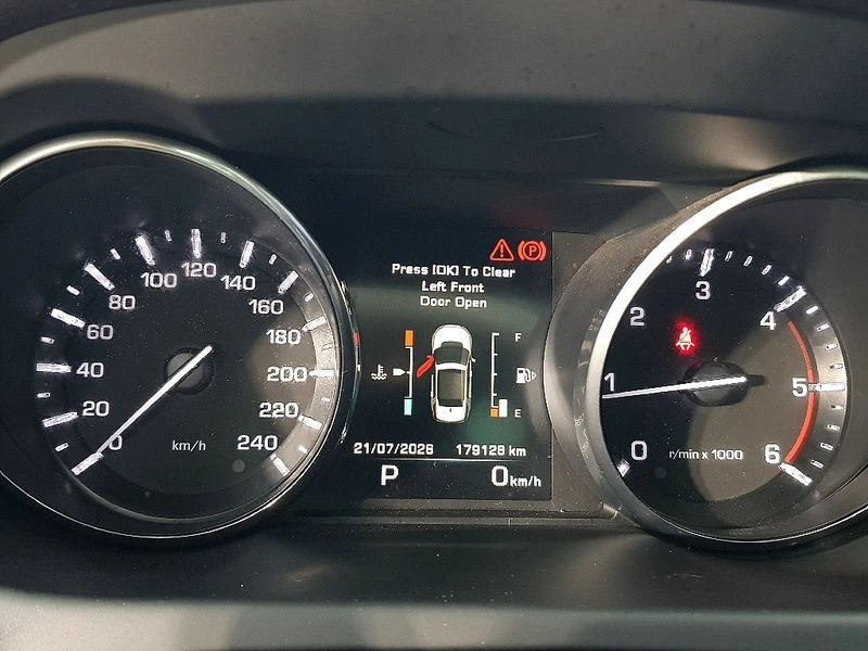 Land Rover Discovery Sport 2.2 Automatic, снимка 7 - Автомобили и джипове - 55841972