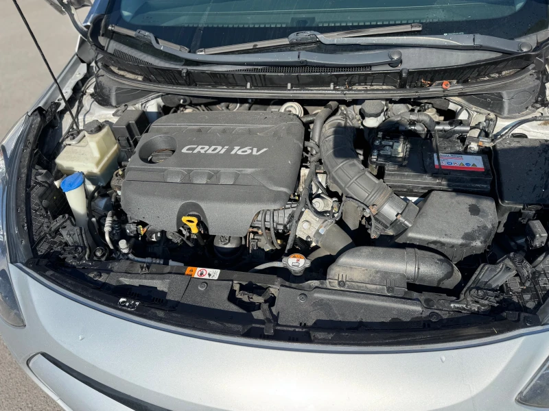 Hyundai I30 1.6CRDI-6ск, снимка 15 - Автомобили и джипове - 49344696