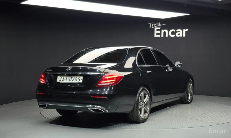 Mercedes-Benz E 220, снимка 2 - Автомобили и джипове - 52971647
