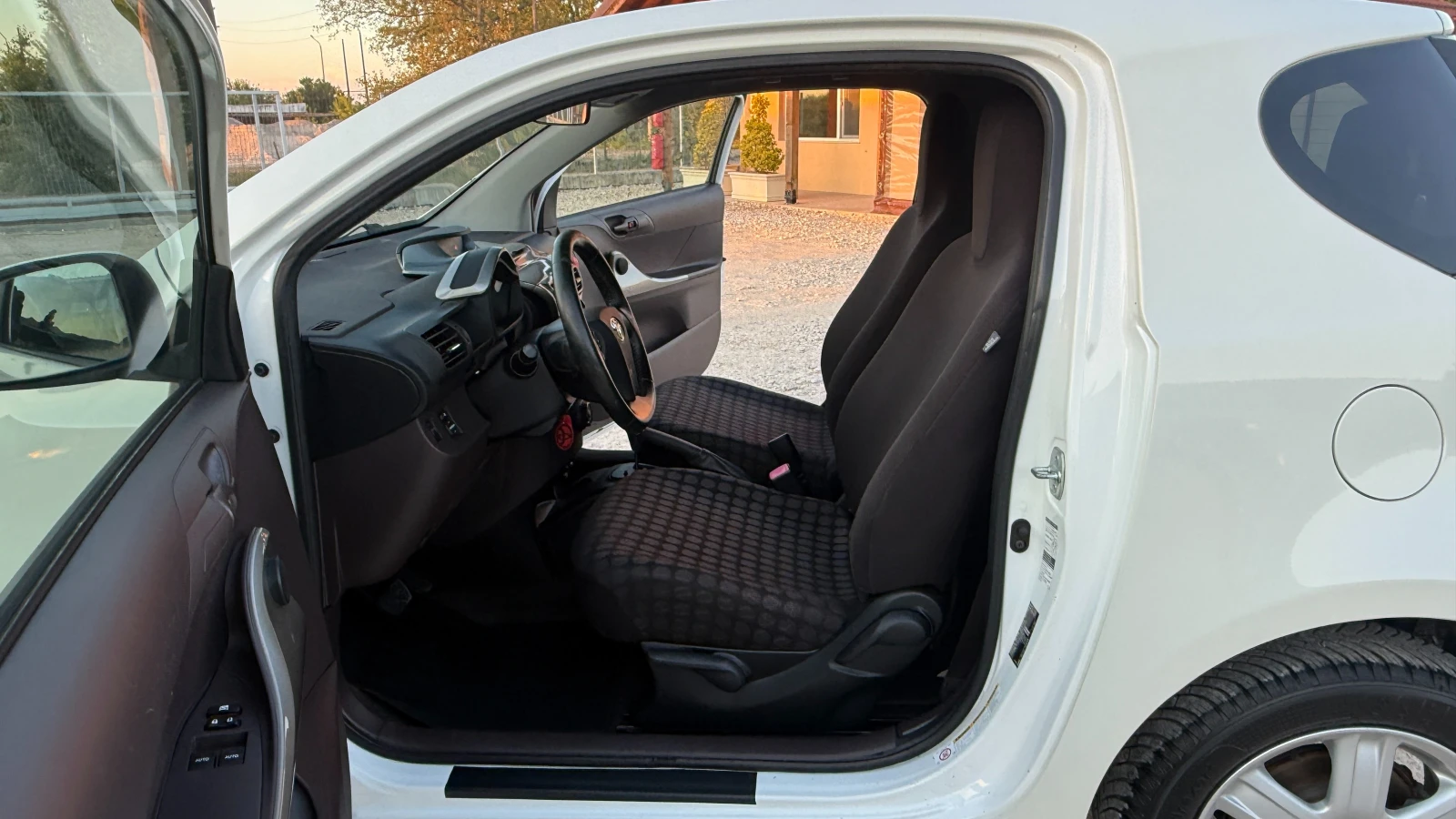 Toyota IQ 1.0-68кс/АВТОМАТИК/НОВ ВНОС ОТ ИТАЛИЯ, снимка 10 - Автомобили и джипове - 54438420