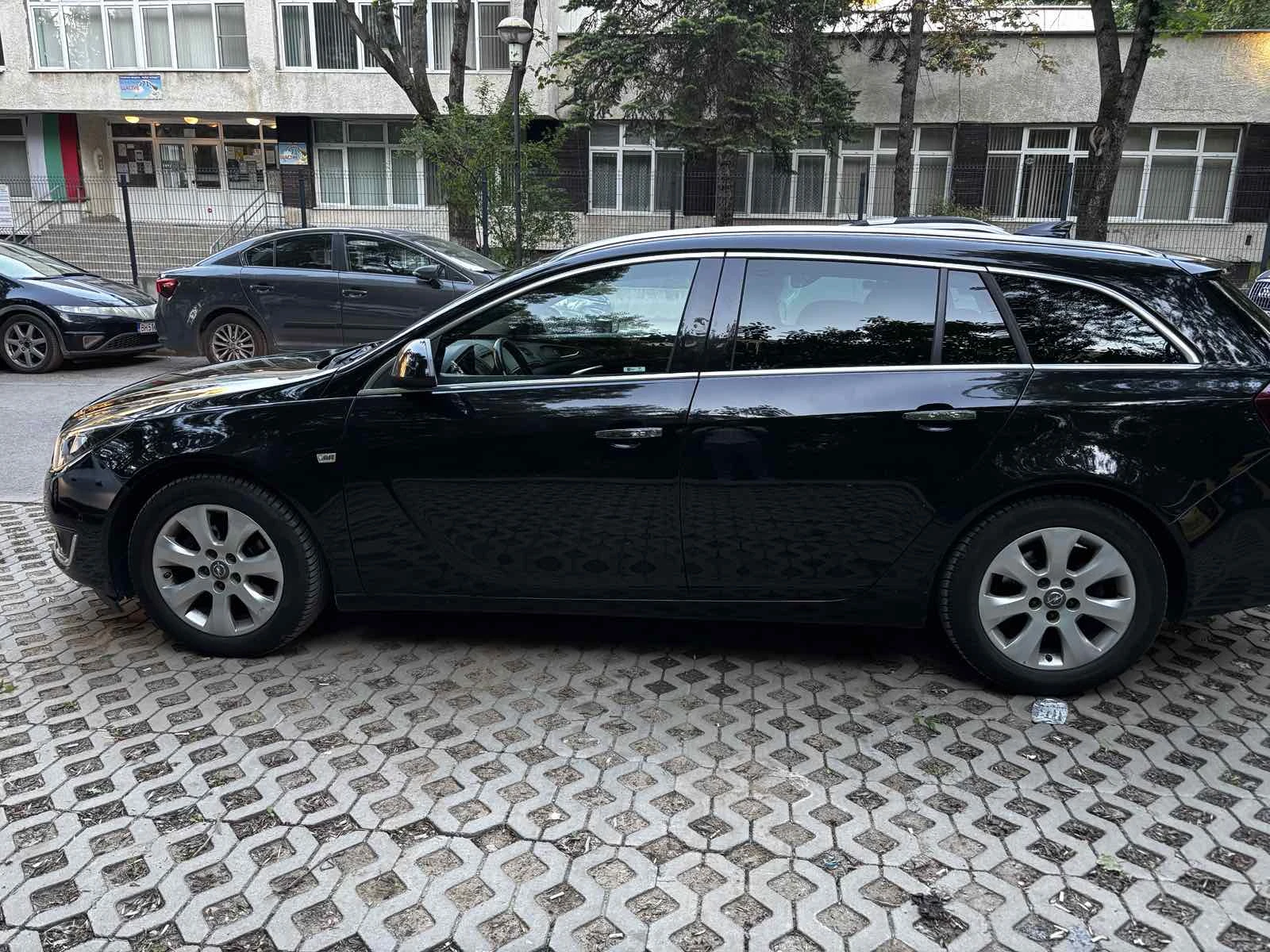 Opel Insignia Sport tourer, снимка 4 - Автомобили и джипове - 54704827