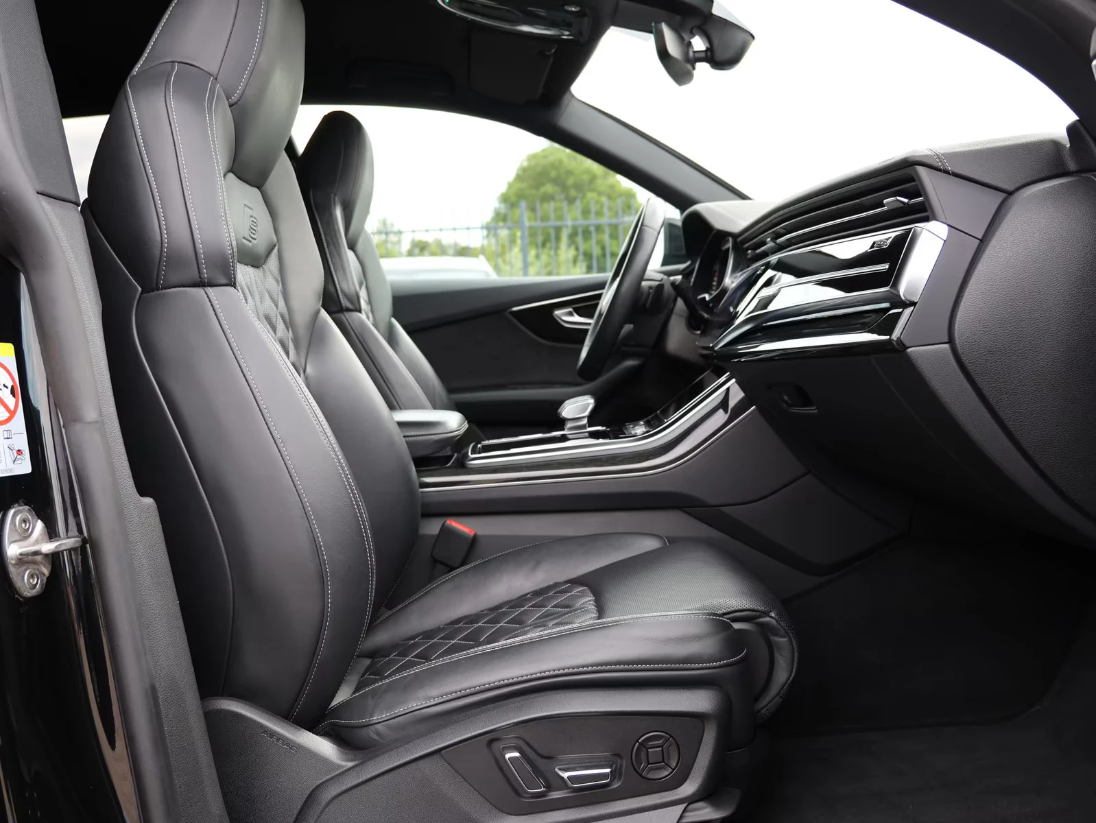 Audi Q8 50TDI/286HP/S-LINE/360/ОБДУХВАНЕ/MATRIX/ACC/580z, снимка 10 - Автомобили и джипове - 55231629