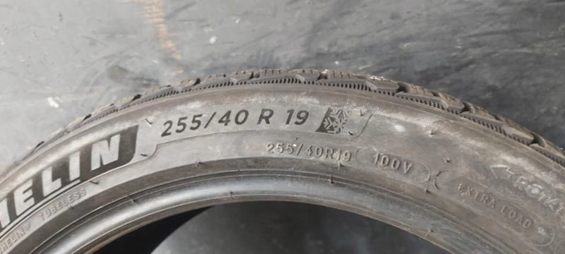 Гуми Зимни 255/40R19, снимка 7 - Гуми и джанти - 35130828