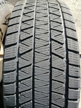 Гуми Зимни 245/70R16, снимка 1 - Гуми и джанти - 42672404