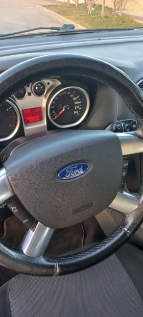 Ford Focus 1.6 Ghia, снимка 2
