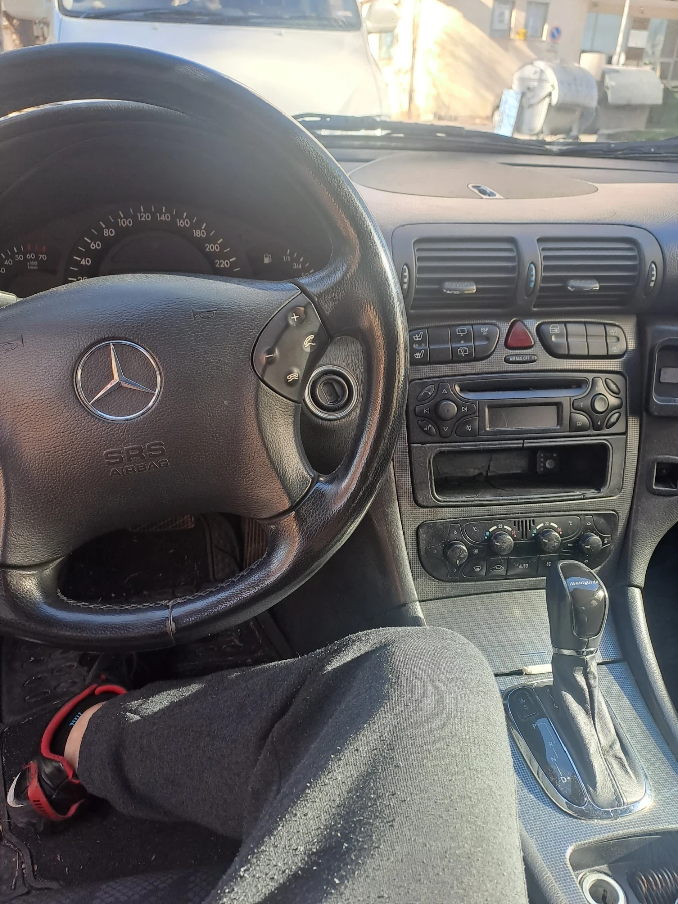 Mercedes-Benz C 180 Комби - изображение 8