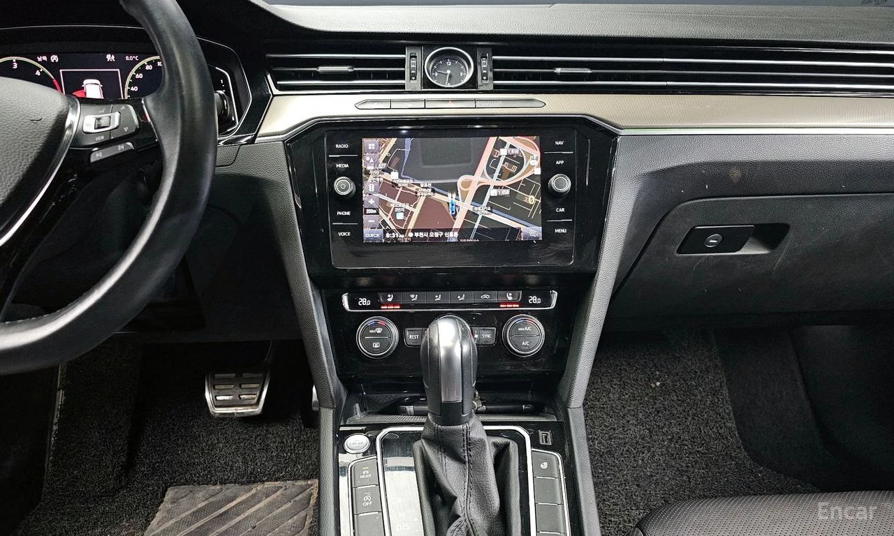 VW Arteon 2.0 TDI* 4MOTION* PRESTIGE* HEAD-UP* 360 CAM, снимка 13 - Автомобили и джипове - 54336310