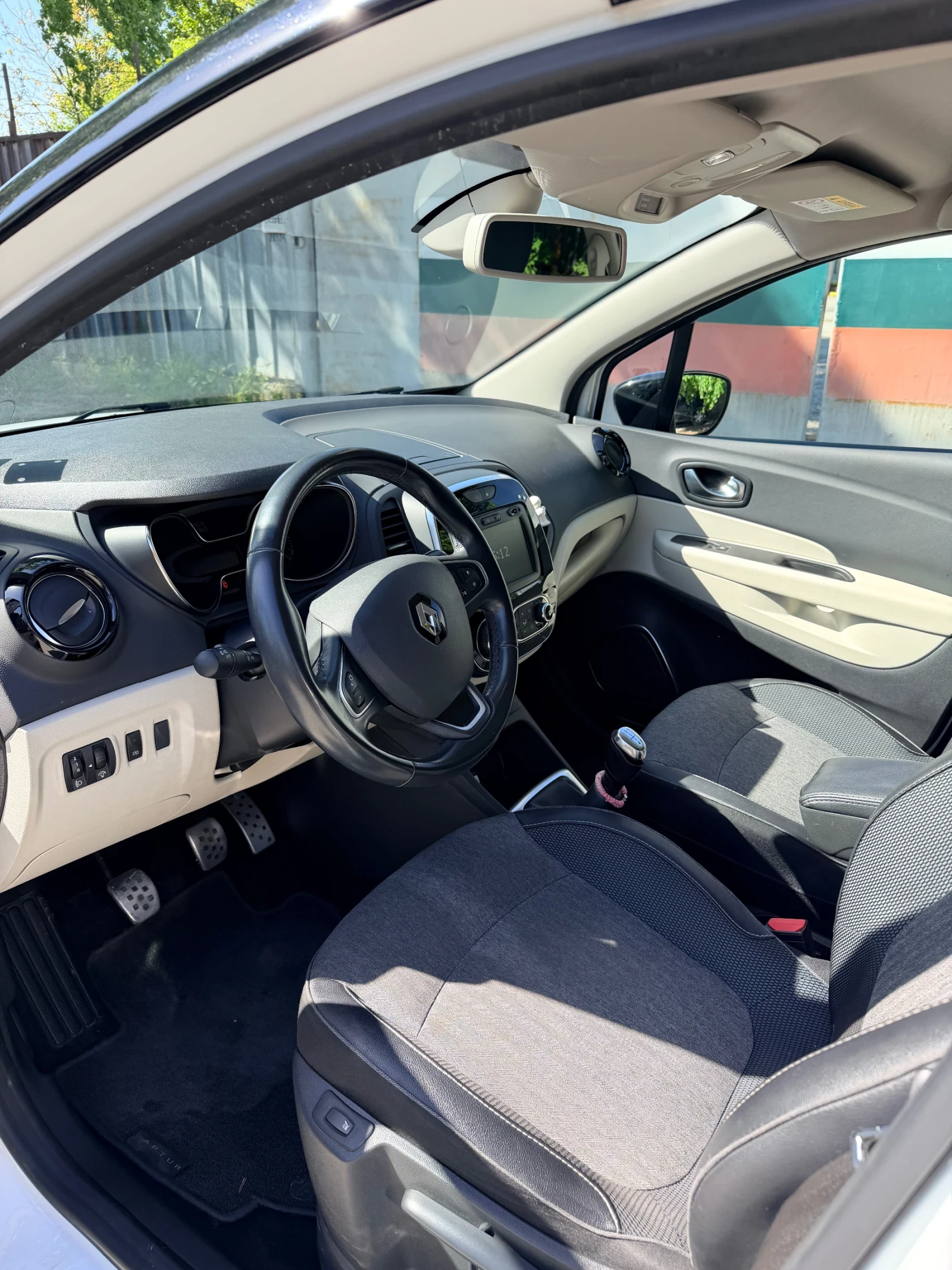 Renault Captur, снимка 4 - Автомобили и джипове - 54353718