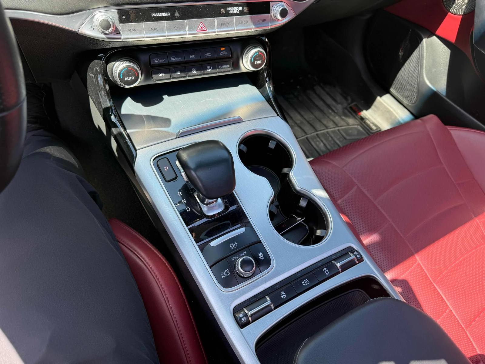 Kia Stinger * * CARFAX * * АВТО КРЕДИТ * * Цена до БГ * * , снимка 13 - Автомобили и джипове - 54577630