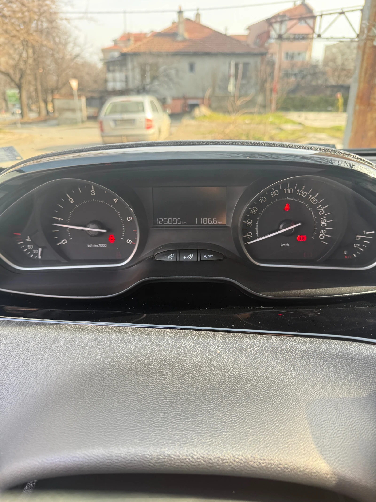 Peugeot 208 1.6 Hdi, снимка 6 - Автомобили и джипове - 54887337