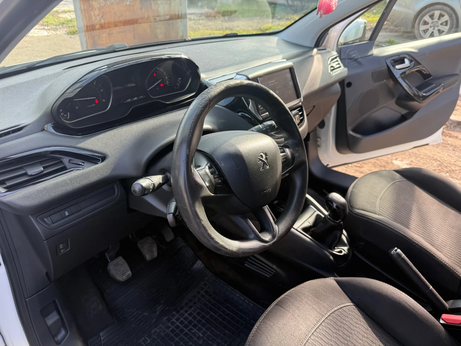 Peugeot 208 1.6 Hdi, снимка 7 - Автомобили и джипове - 54887337