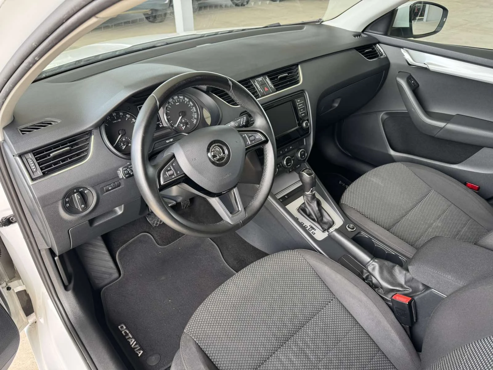 Skoda Octavia 1.6* 110ps* АВТОМАТ* НАВИ* КАМЕРА* ДИСТРОНИК* , снимка 9 - Автомобили и джипове - 56028163