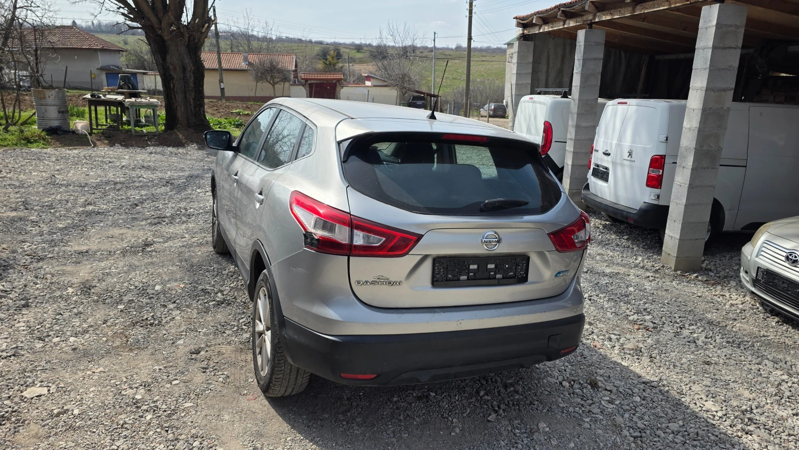 Nissan Qashqai 1.5dci, снимка 4 - Автомобили и джипове - 56075417