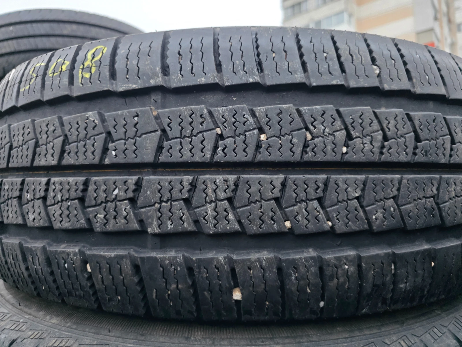Гуми Зимни 235/65R16, снимка 5 - Гуми и джанти - 53965970