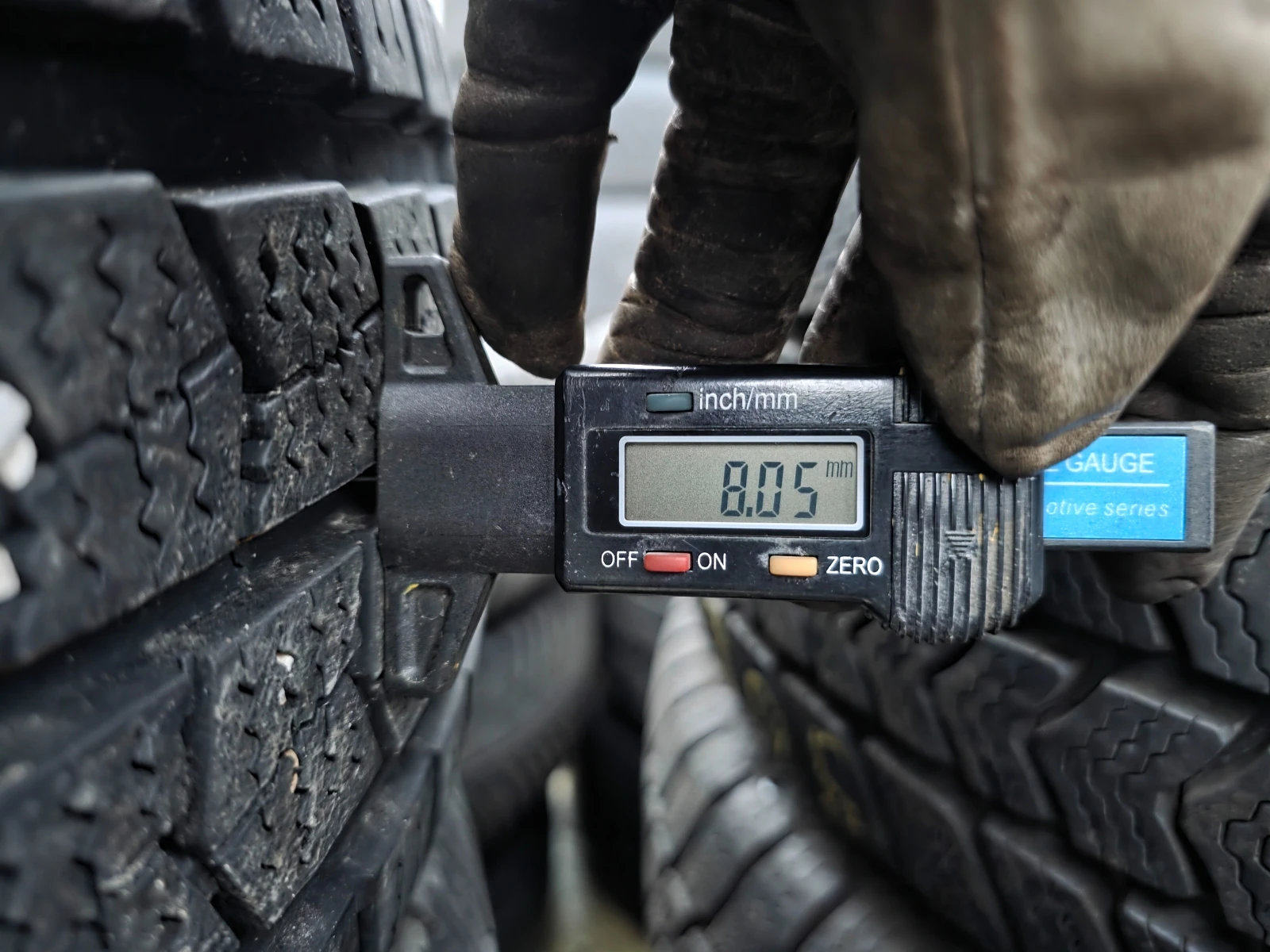 Гуми Зимни 235/65R16, снимка 7 - Гуми и джанти - 53965970