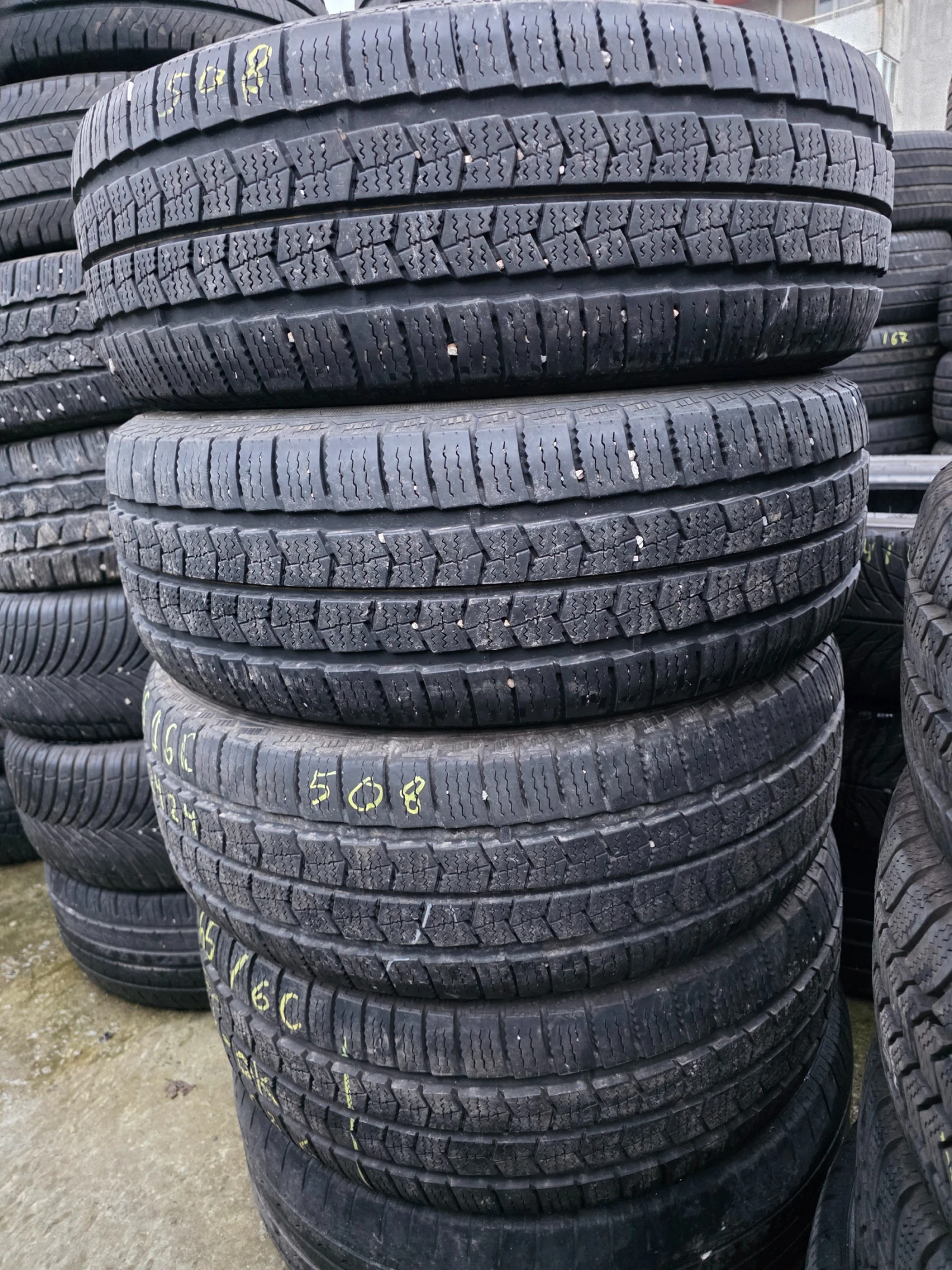 Гуми Зимни 235/65R16, снимка 4 - Гуми и джанти - 53965970