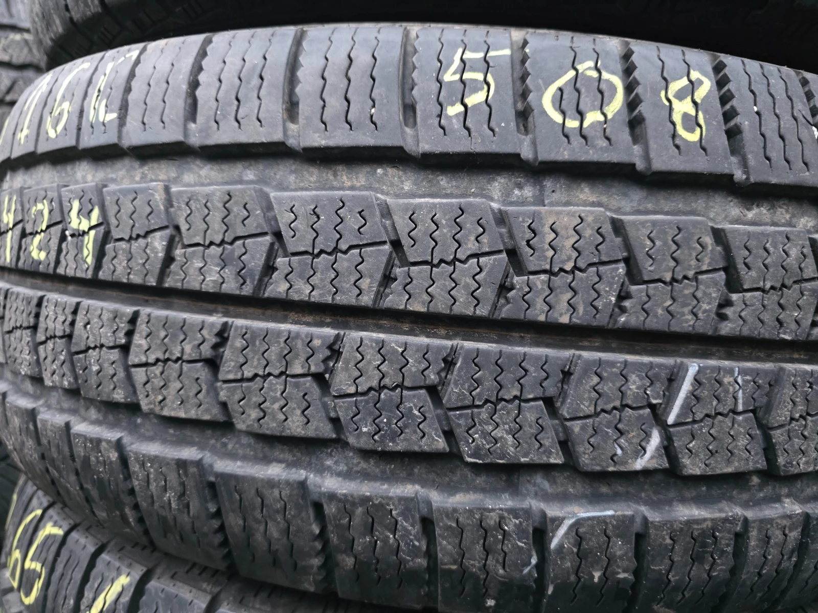 Гуми Зимни 235/65R16, снимка 2 - Гуми и джанти - 53965970