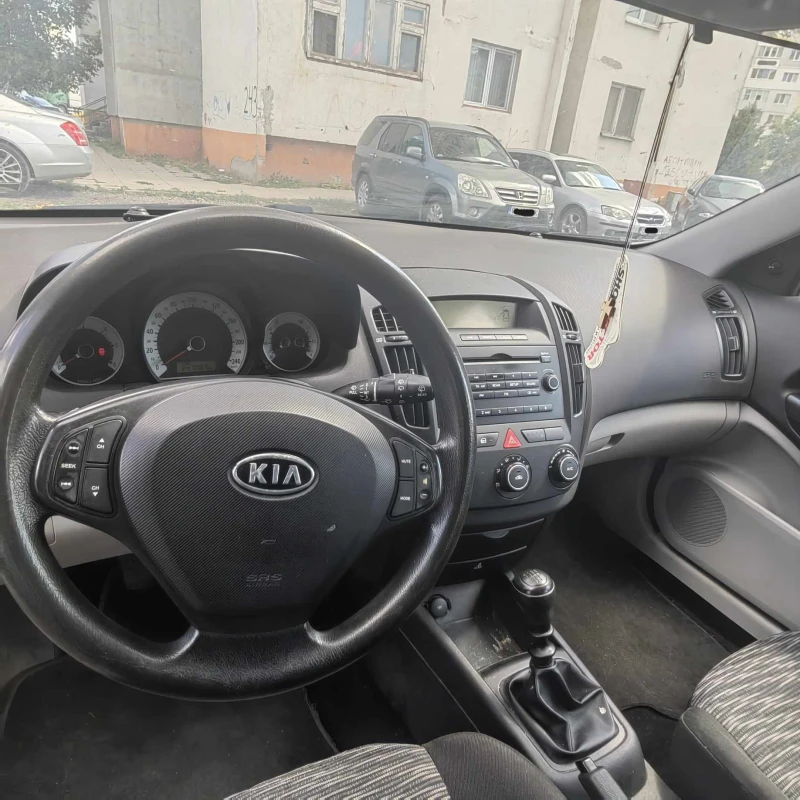 Kia Ceed 1.6 CRDI, снимка 7 - Автомобили и джипове - 47218431