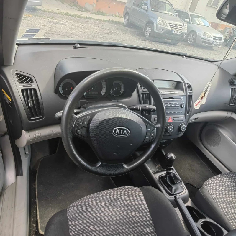 Kia Ceed 1.6 CRDI, снимка 13 - Автомобили и джипове - 47218431