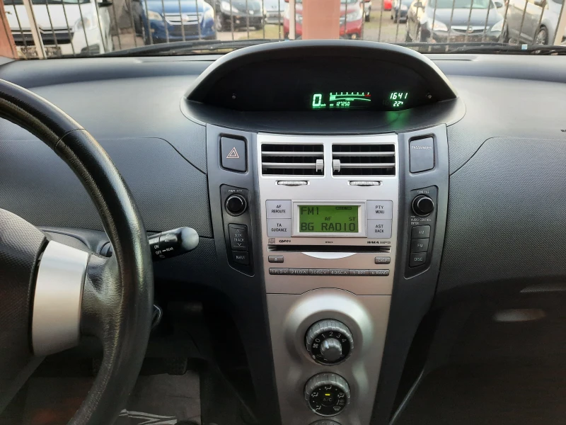 Toyota Yaris, снимка 10 - Автомобили и джипове - 47378946