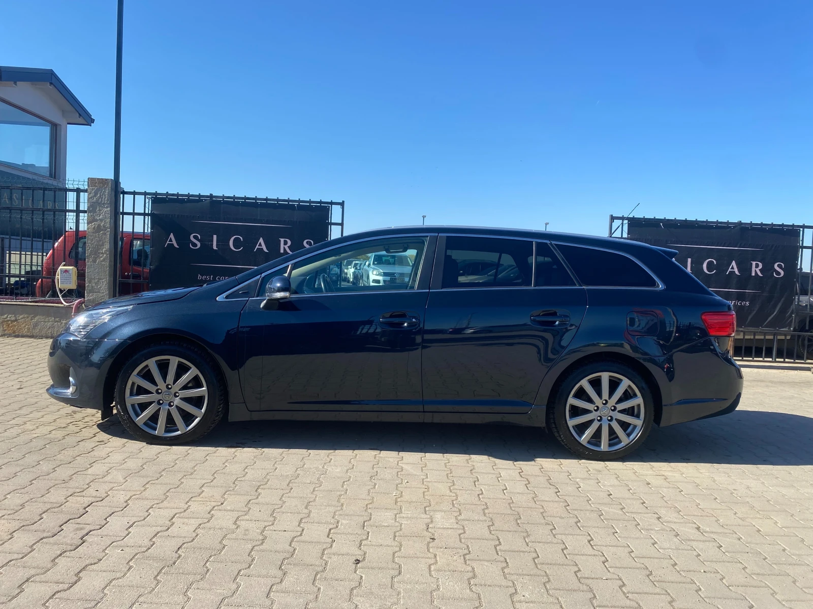 Toyota Avensis 2.2D AUTOMATIC EURO 5B - изображение 2