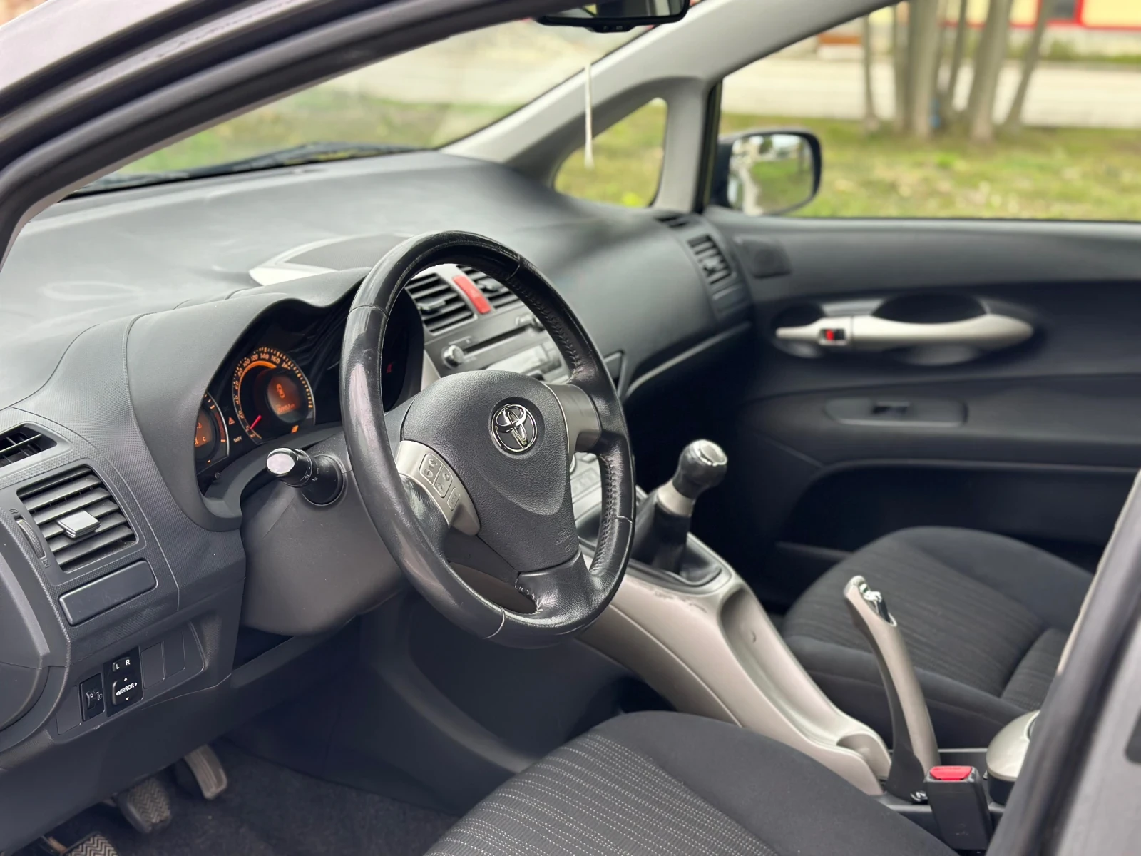 Toyota Auris 1.4D4D - изображение 5