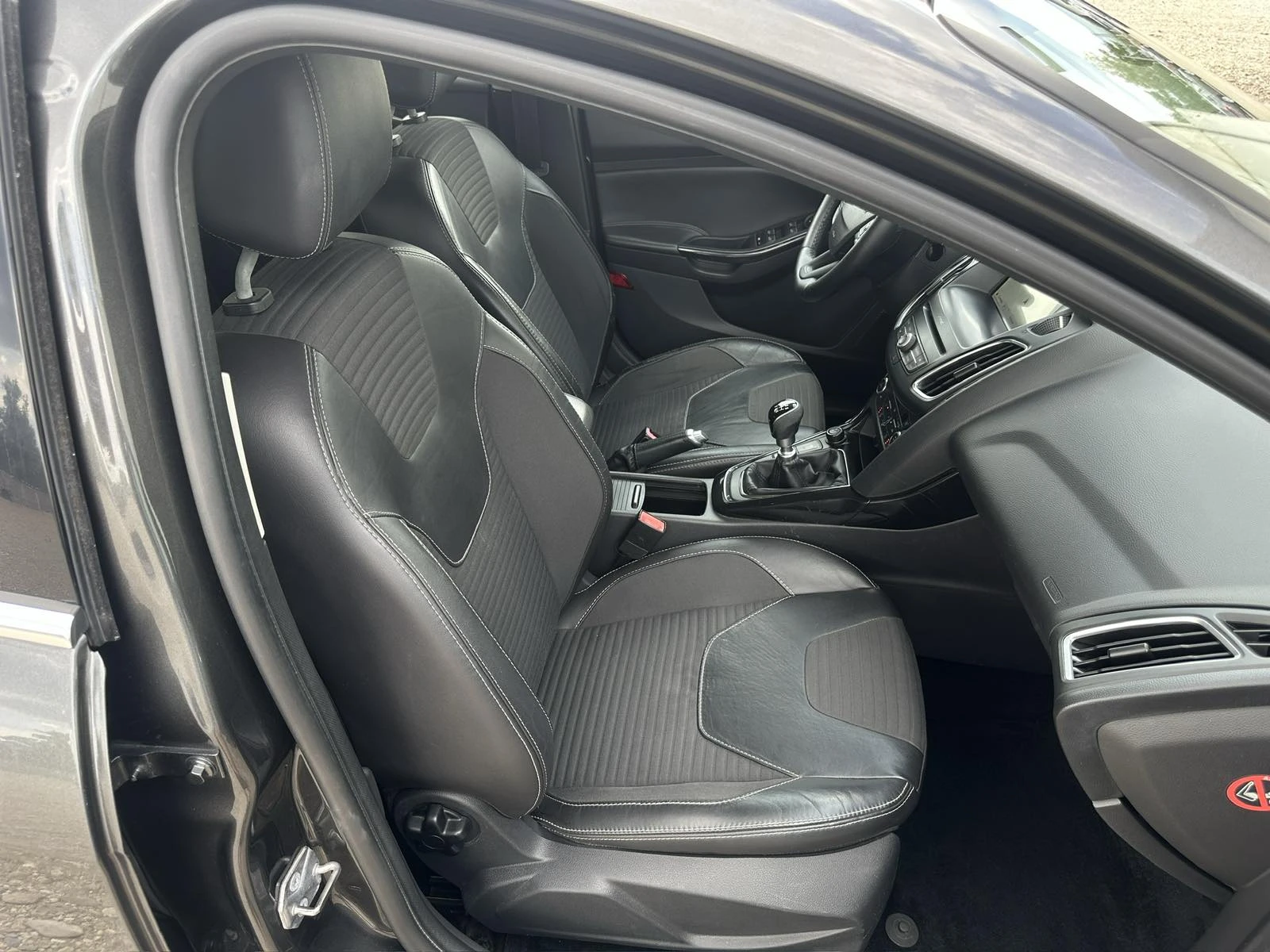 Ford Focus 2.0 TDCI Навигация/Камера/Подгрев/Собствен лизинг , снимка 11 - Автомобили и джипове - 54844628