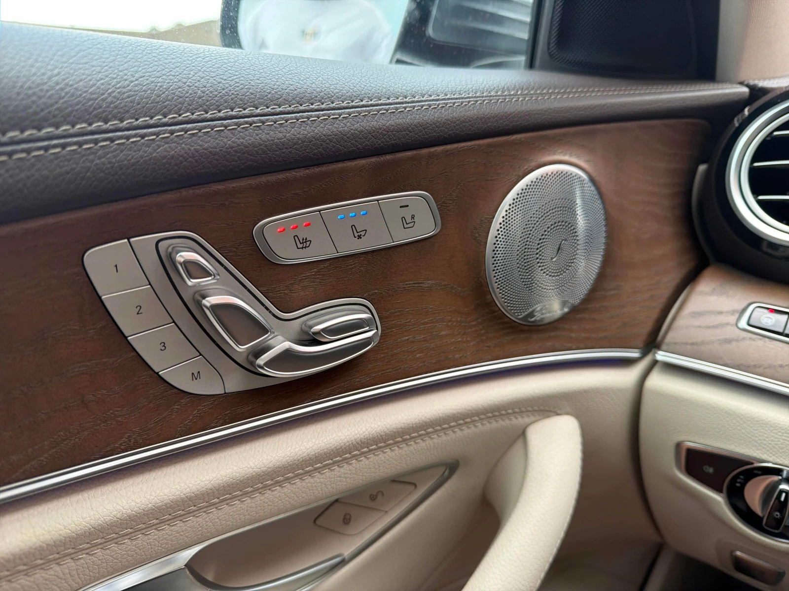 Mercedes-Benz E 400 4MATIC * BURMESTER * ОБДУХВАНЕ * CARFAX * , снимка 9 - Автомобили и джипове - 56047984