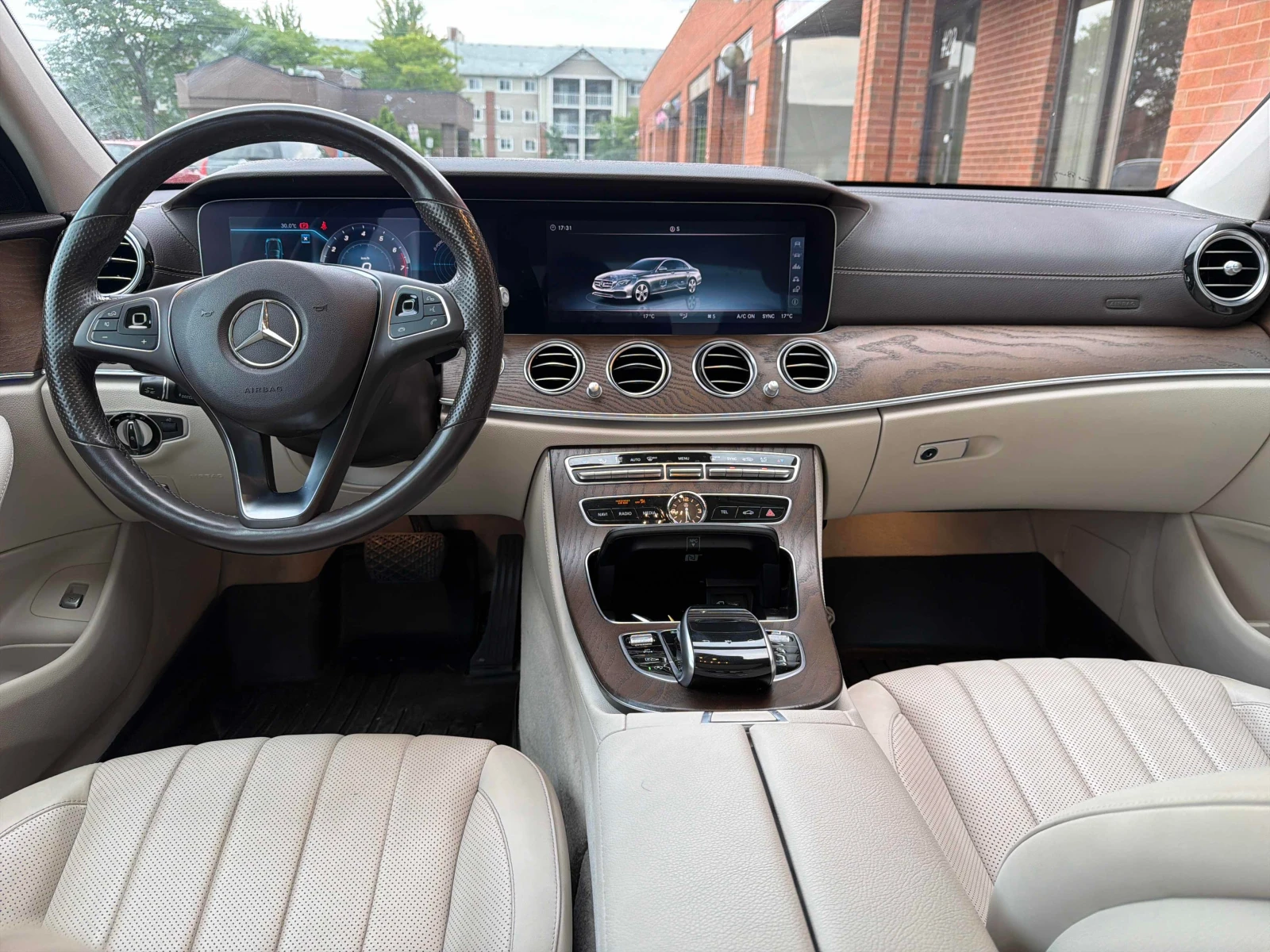 Mercedes-Benz E 400 4MATIC * BURMESTER * ОБДУХВАНЕ * CARFAX * , снимка 8 - Автомобили и джипове - 56047984