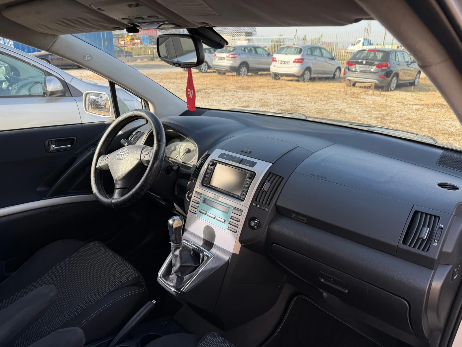 Toyota Corolla verso 2.2 D4D, снимка 13 - Автомобили и джипове - 56407262