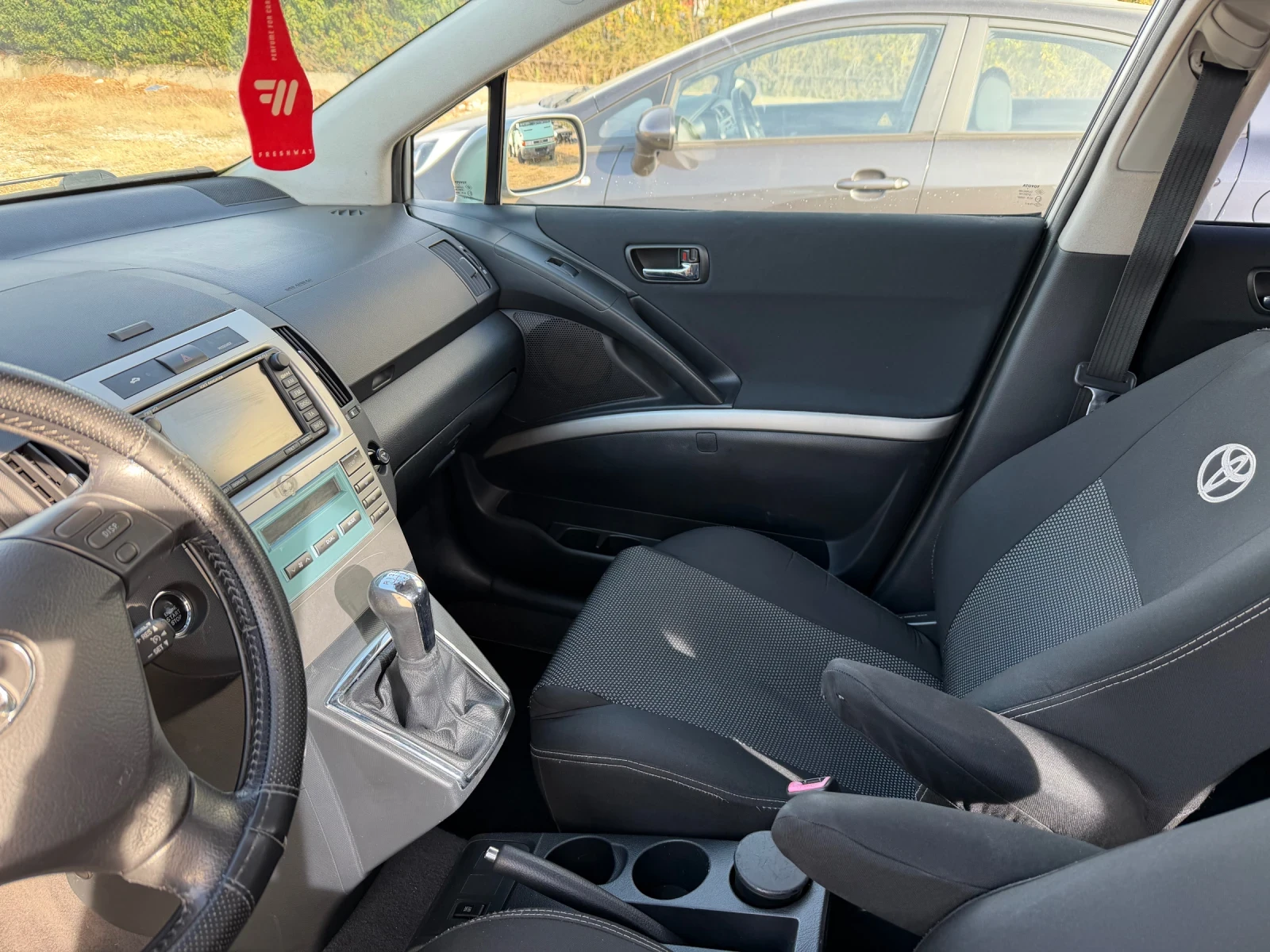 Toyota Corolla verso 2.2 D4D, снимка 11 - Автомобили и джипове - 56407262