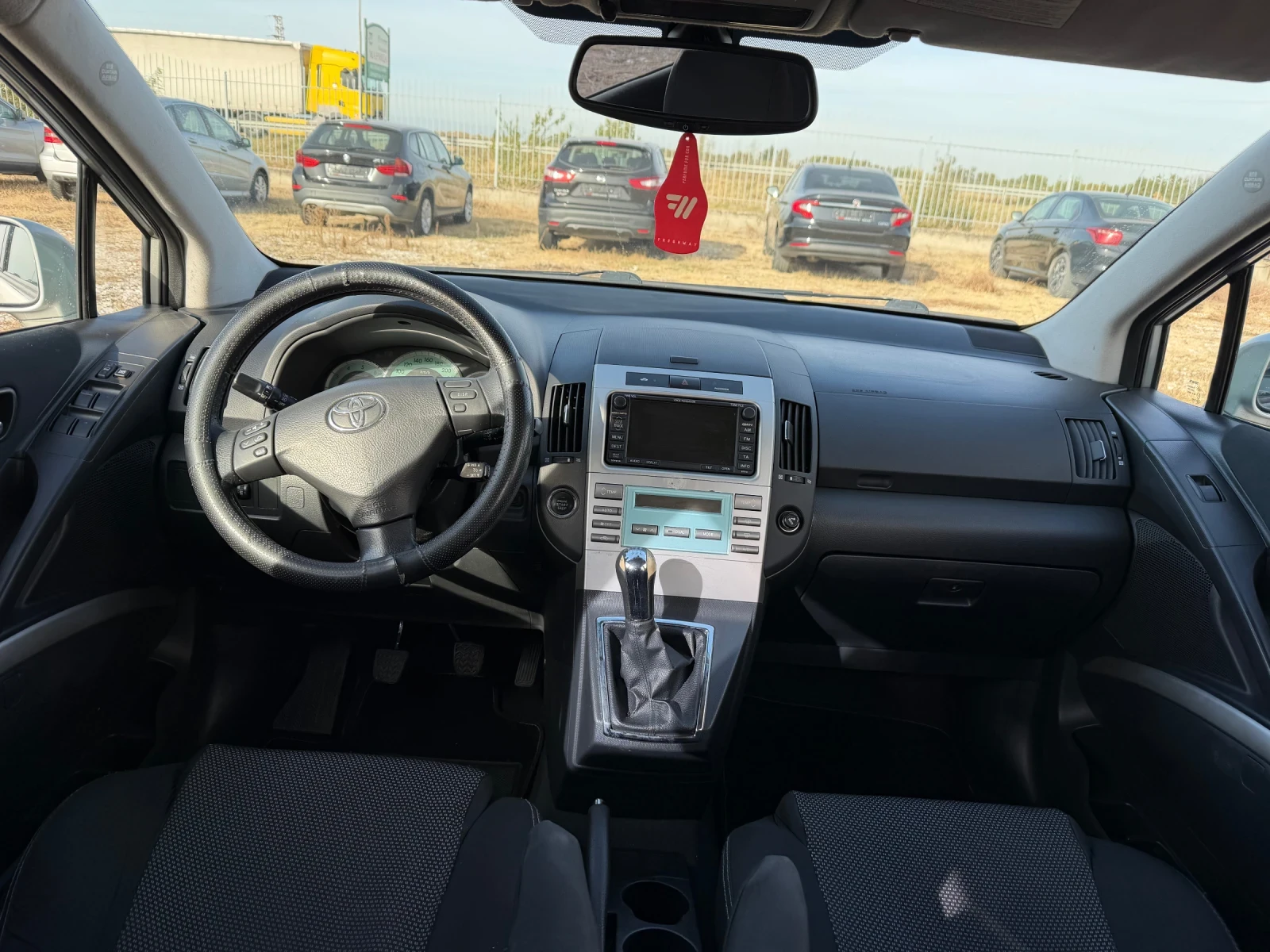 Toyota Corolla verso 2.2 D4D, снимка 15 - Автомобили и джипове - 56407262