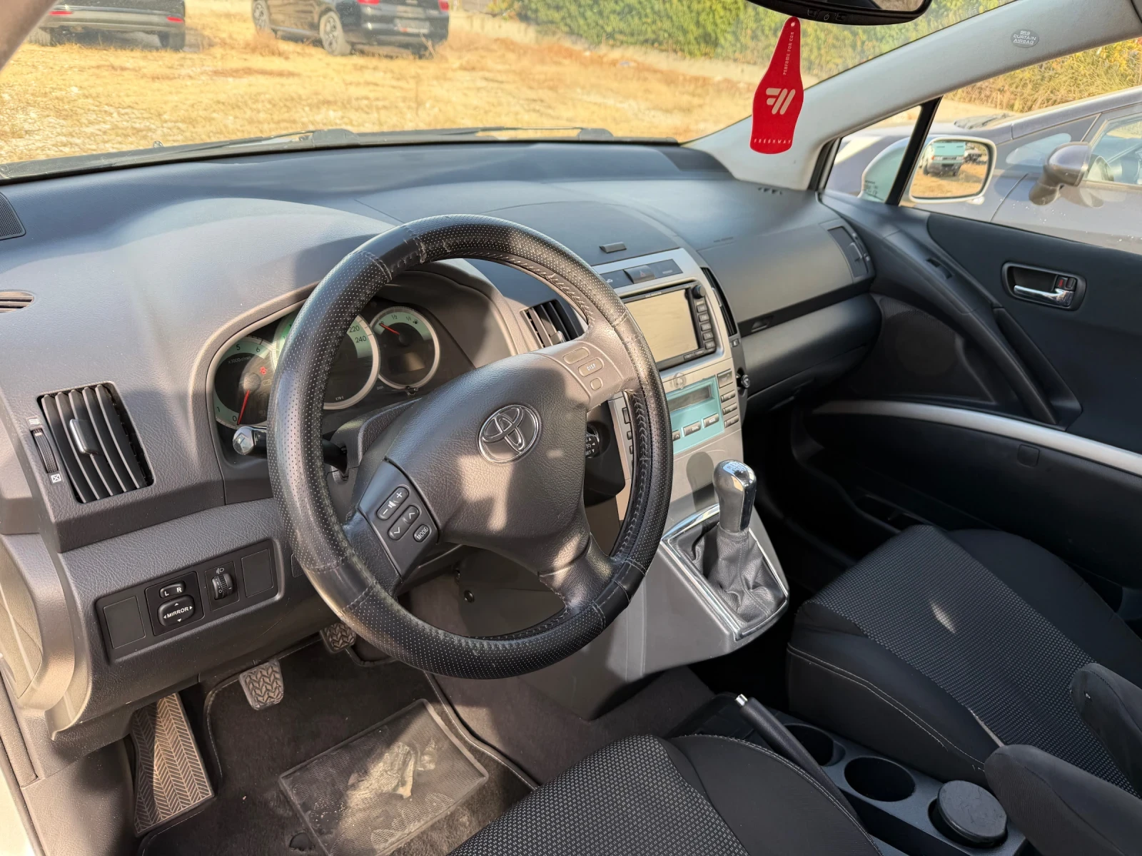 Toyota Corolla verso 2.2 D4D, снимка 10 - Автомобили и джипове - 56407262