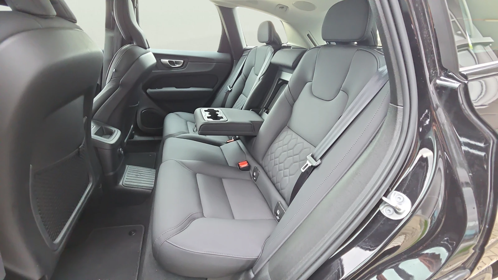 Volvo XC60 2.0 T8 Phev, снимка 16 - Автомобили и джипове - 56663297