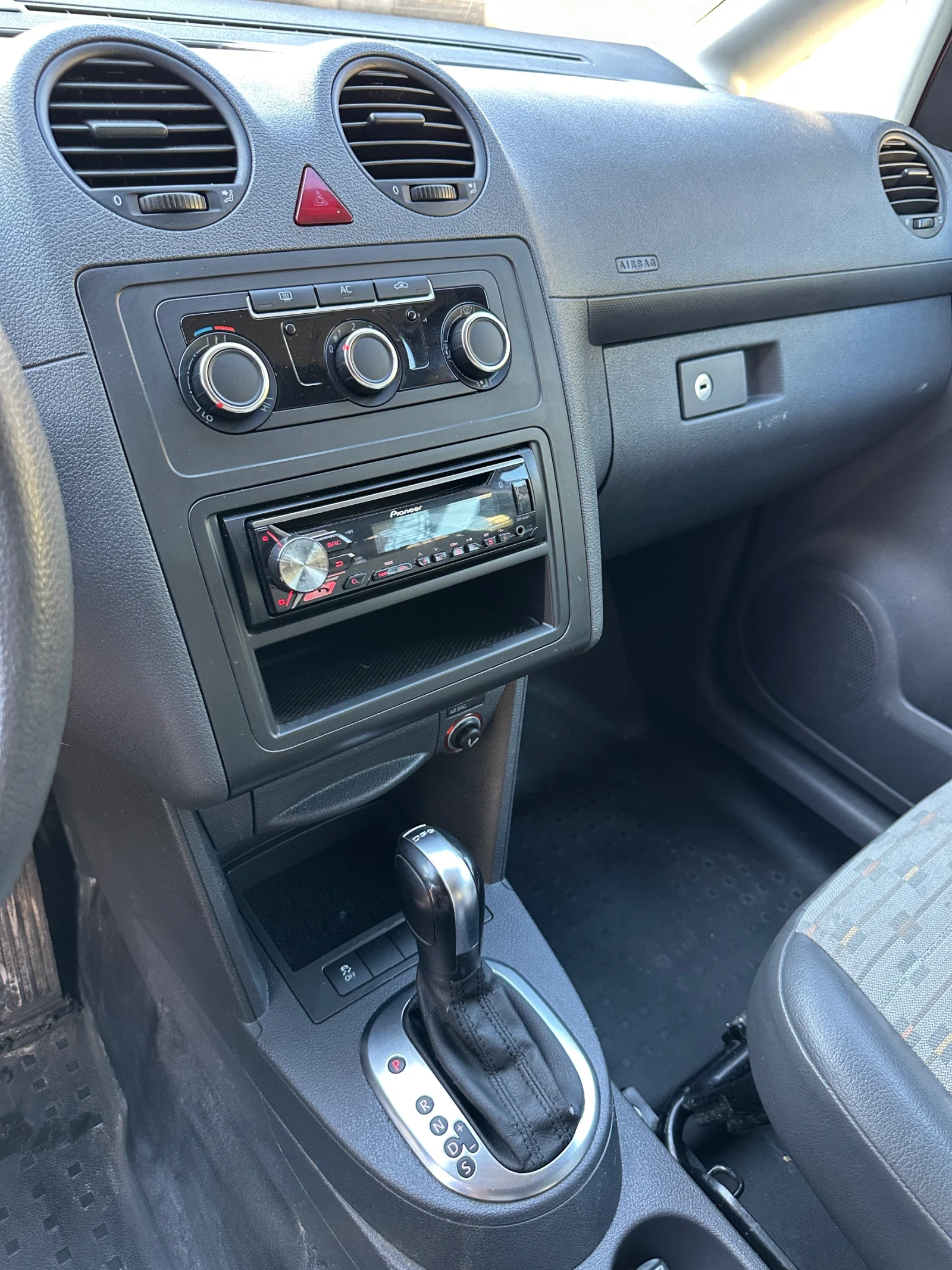 VW Caddy Avtomat DSG 1.6TDI, снимка 7 - Автомобили и джипове - 55670815