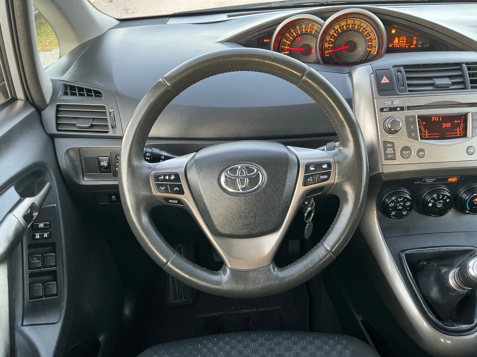 Toyota Verso 1.6 VVT-I, снимка 10 - Автомобили и джипове - 56331547