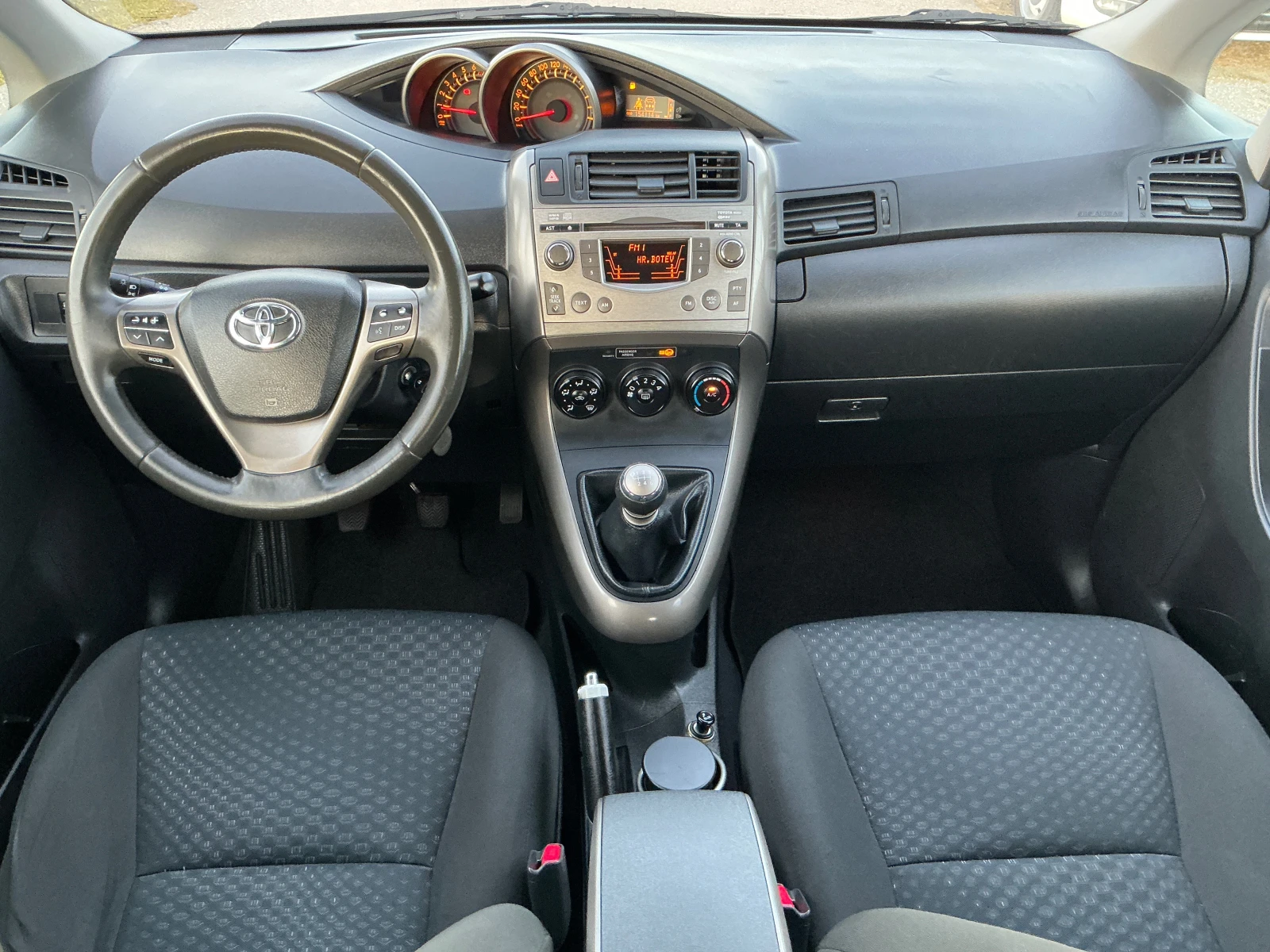 Toyota Verso 1.6 VVT-I, снимка 11 - Автомобили и джипове - 56331547