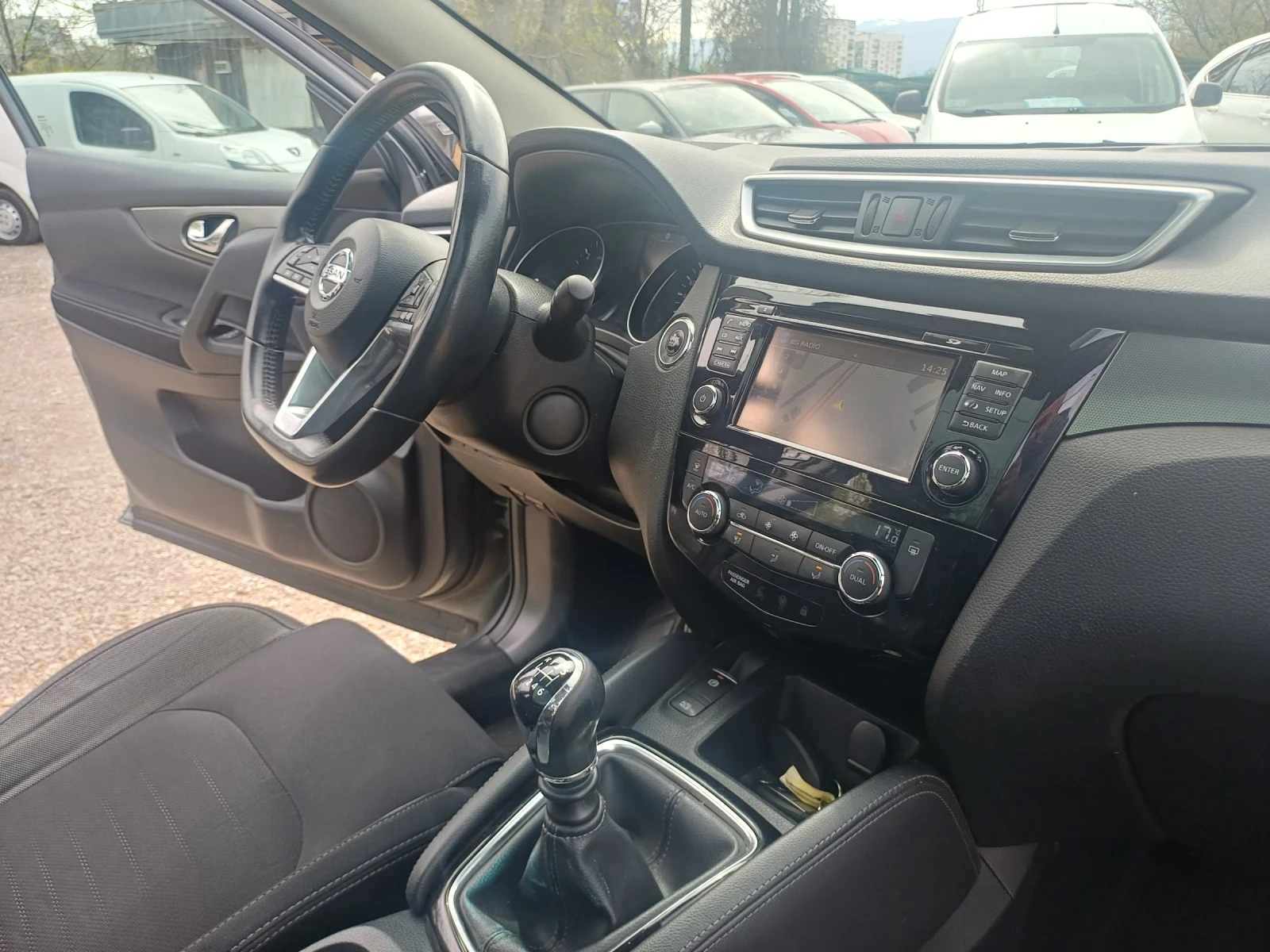 Nissan Qashqai 1.5dci, снимка 13 - Автомобили и джипове - 54193280