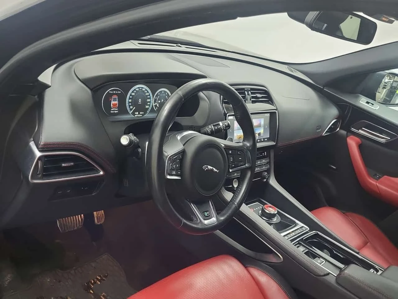 Jaguar F-PACE R SPORT| ДВА КЛЮЧА| ПАНОРАМА| ПОДГРЕВИ| CARFAX, снимка 10 - Автомобили и джипове - 54656458
