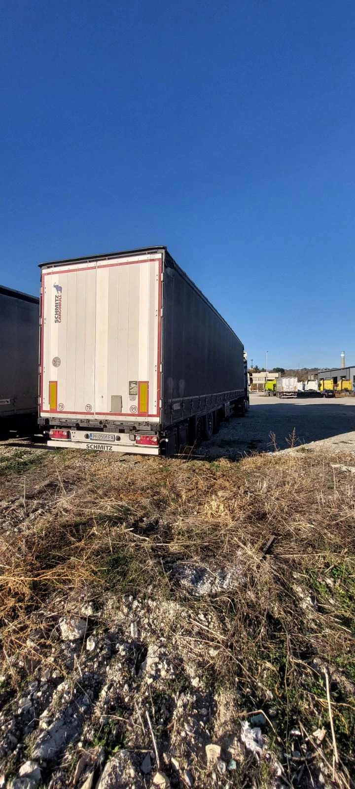 Полуремарке Schmitz Cargobull Varios с повдигащ се таван (механично), снимка 3 - Ремаркета - 52934330