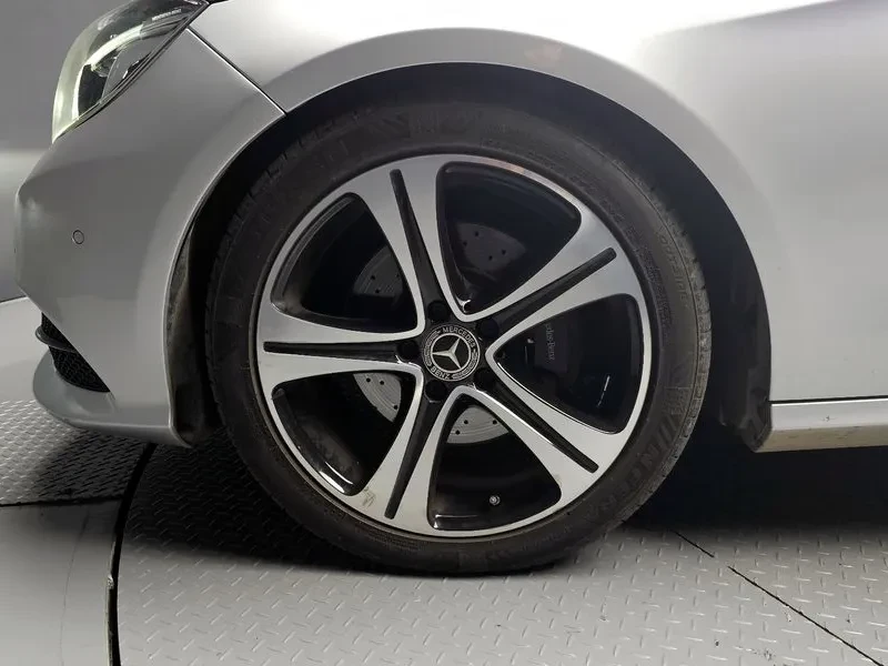 Mercedes-Benz E 220, снимка 5 - Автомобили и джипове - 52872682