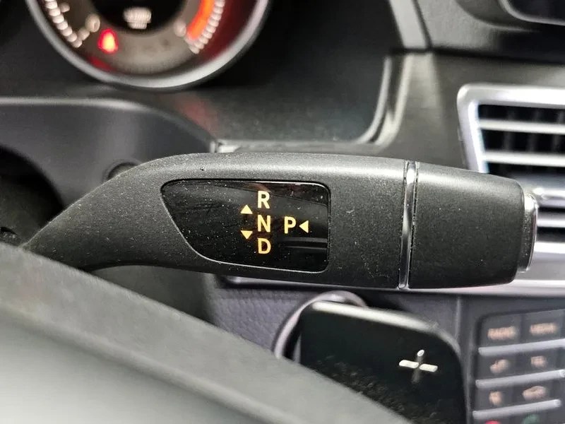 Mercedes-Benz E 220, снимка 9 - Автомобили и джипове - 52872682