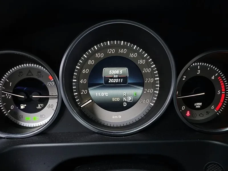 Mercedes-Benz E 220, снимка 8 - Автомобили и джипове - 52872682